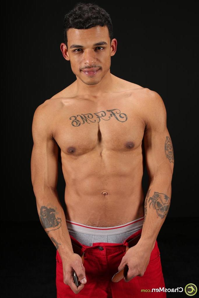 20P O gay tatuado Rodrigo mostra seu corpo atlético nu e seu pau duro