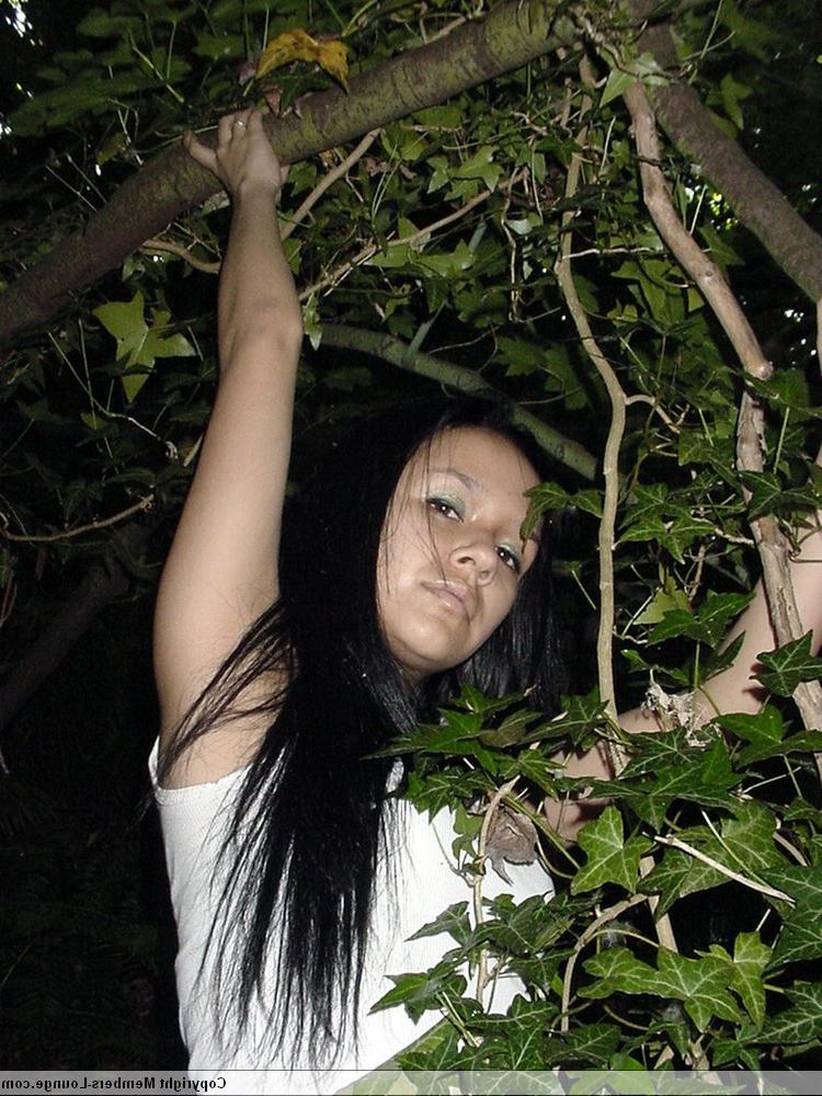 18P Menina indiana de cabelos escuros modela ao ar livre com os pés descalços para uma sessão de fotos SFW