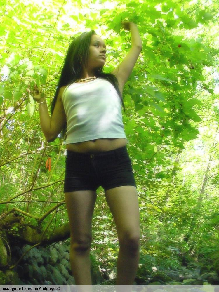 18P Menina indiana de cabelos escuros modela ao ar livre com os pés descalços para uma sessão de fotos SFW
