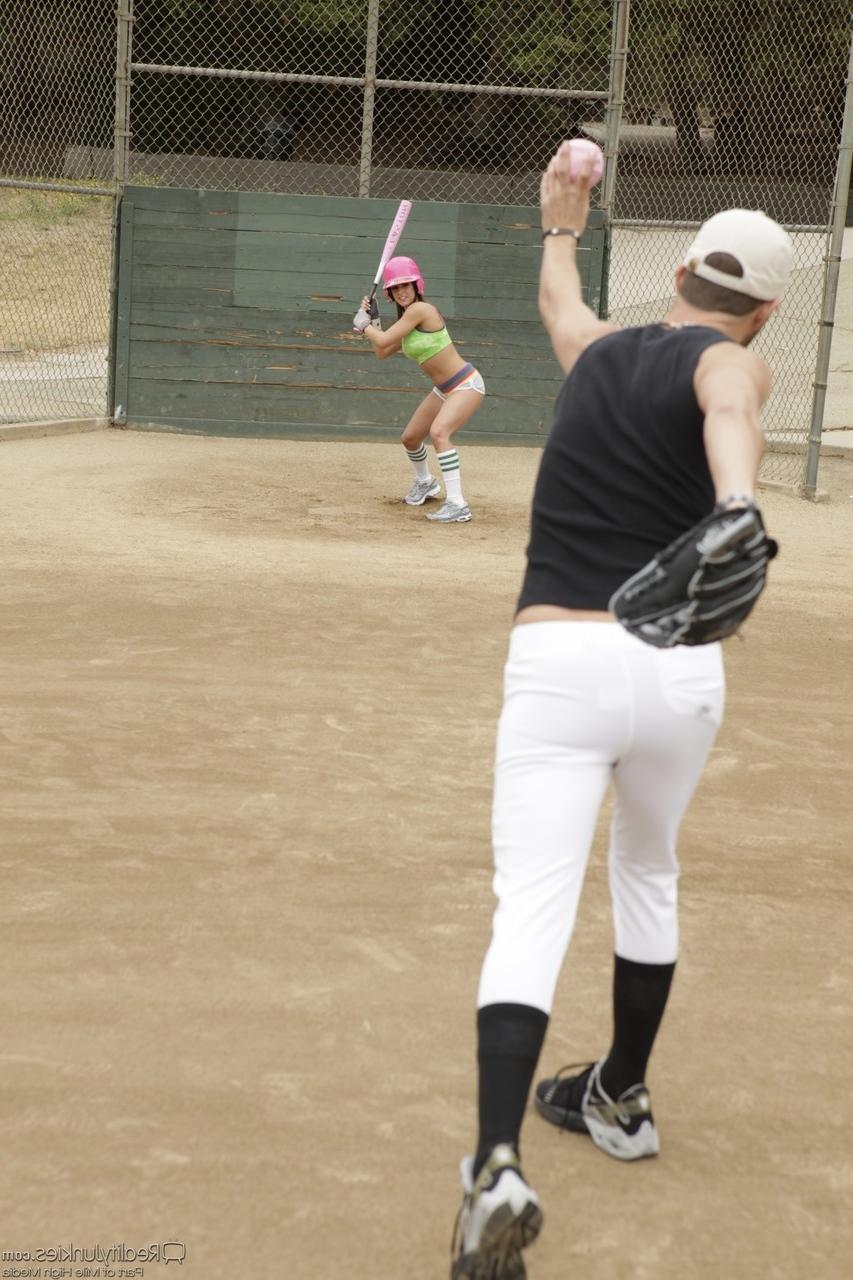 17P 小柄なブルネットの熟女レイチェル・ロックスが野球トレーナーを誘惑してハードファック