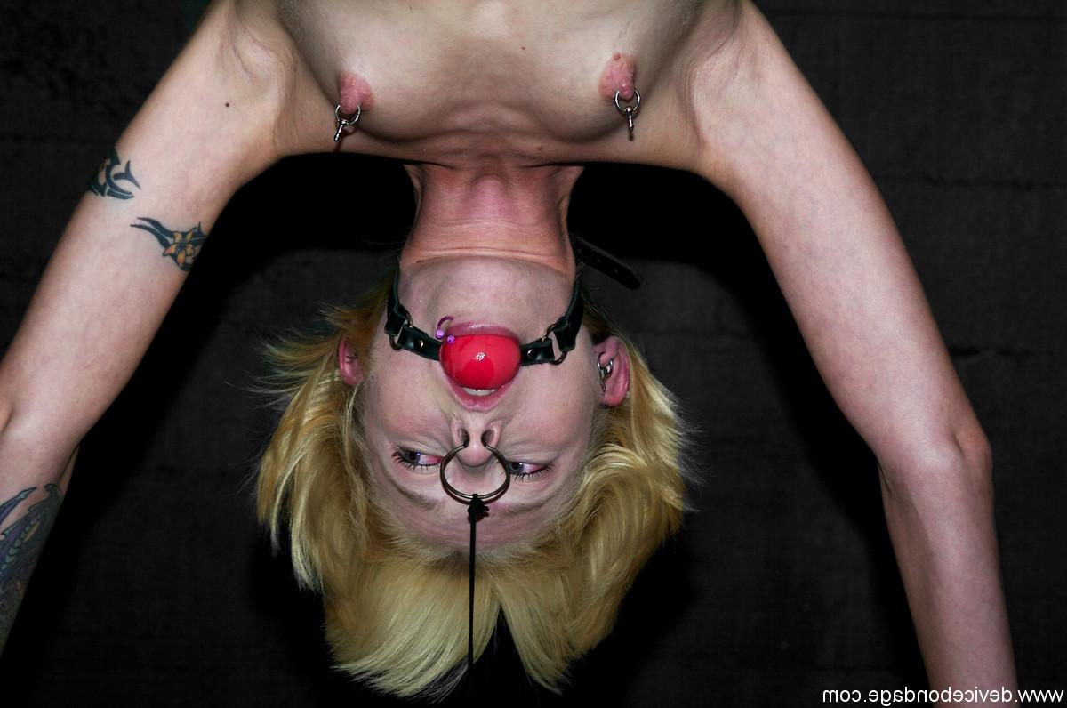 20P La blonde soumise Miss Kitty se fait ligoter la tête en bas et se fait jouer.