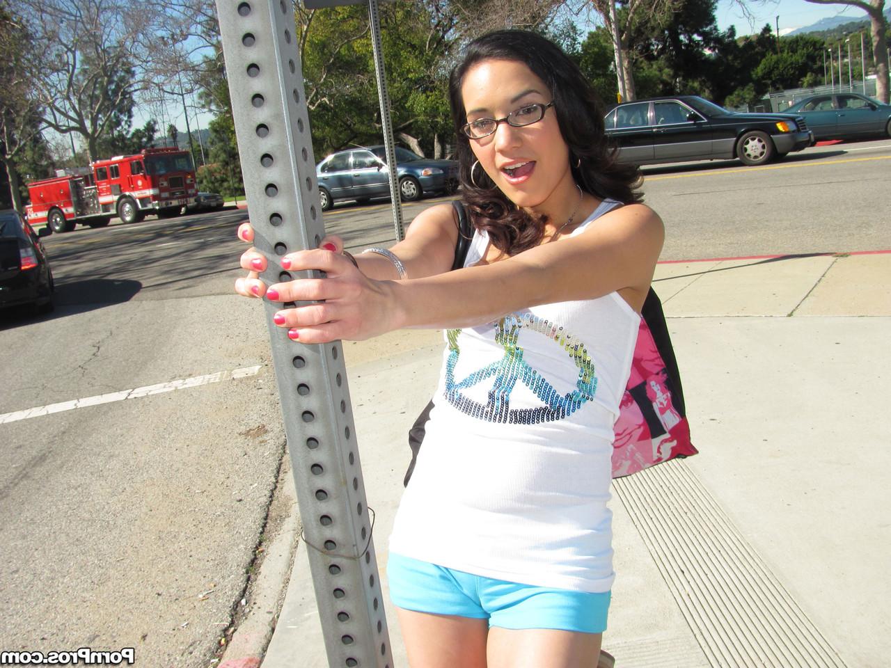 12P La joven nerd Tia Cyrus lleva semen en la cara después de follar una gran polla