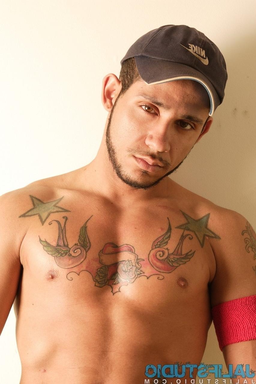 20P El solitario gay latino Fabio Costa se desnuda y muestra su cuerpo y su polla entintados