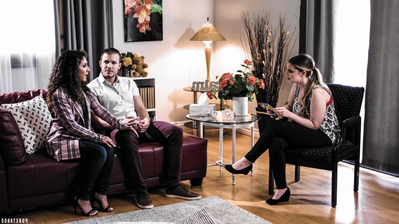 20P Adolescente com peitos grandes Codi Vore é fodida pelo marido da namorada