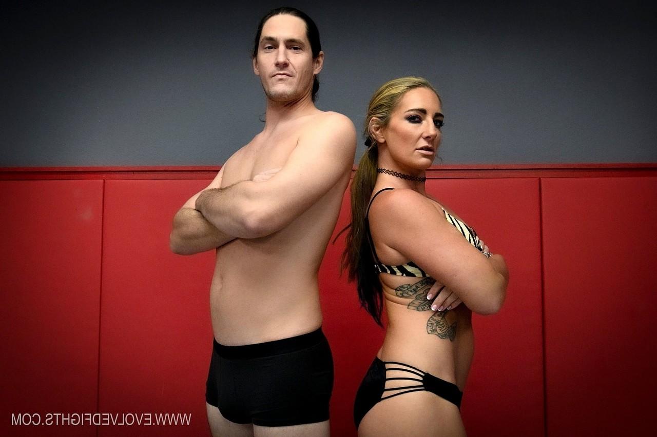 20P Die freche Wrestlerin Savannah Fox analysiert einen Mann, nachdem sie ihm ein Facesitting verpasst hat