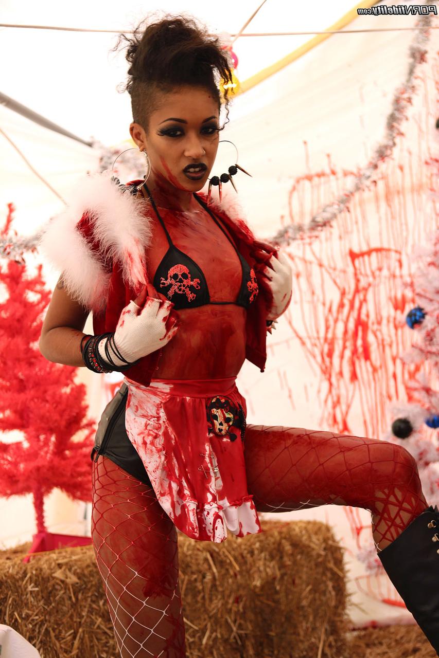 17P A gata de ébano perfeita Skin Diamond posa em uma fantasia gostosa em uma ação solo desagradável
