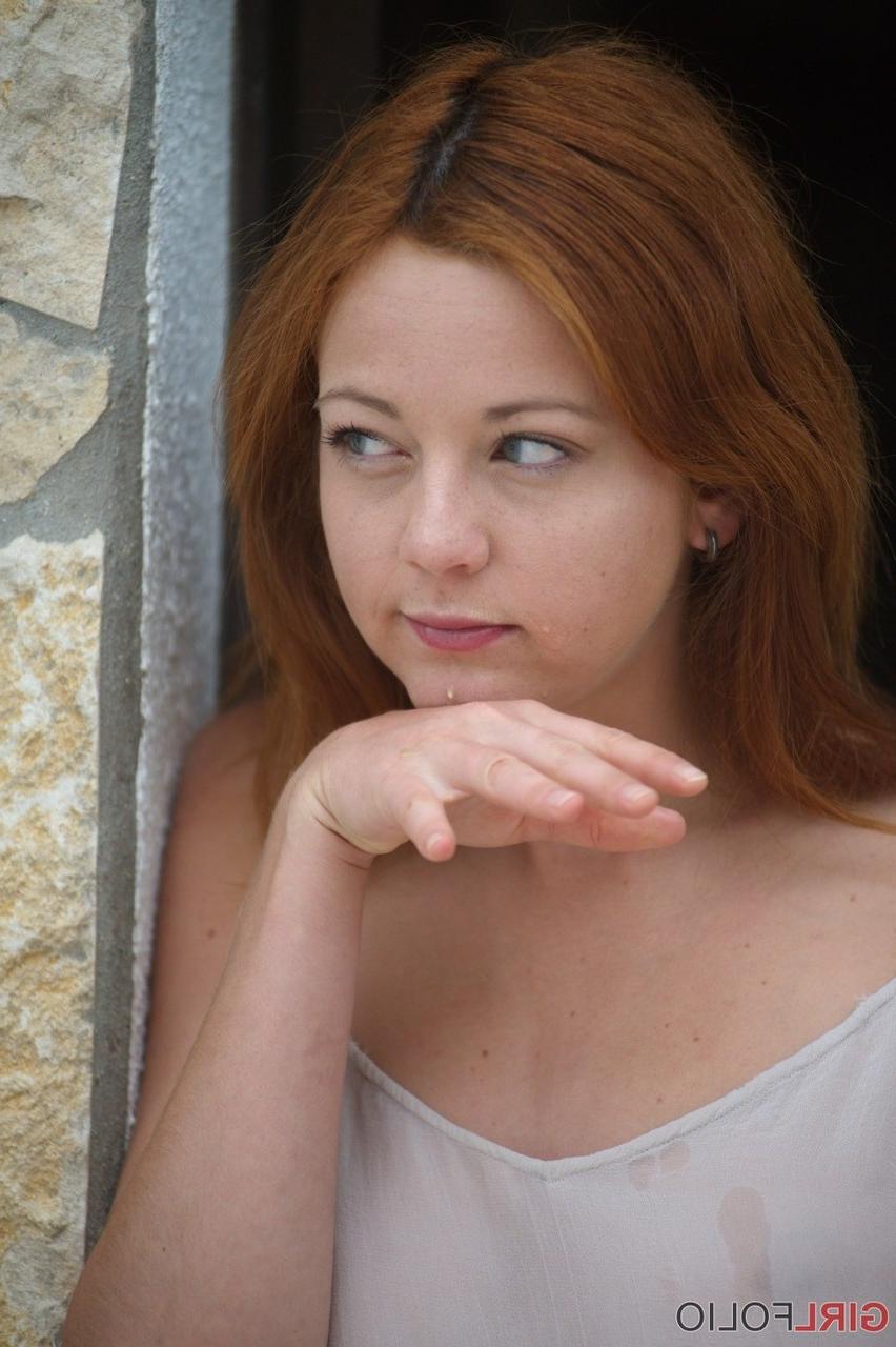 12P A jovem ruiva Elen Moore fica nua enquanto come frutas bagunçadas em uma porta