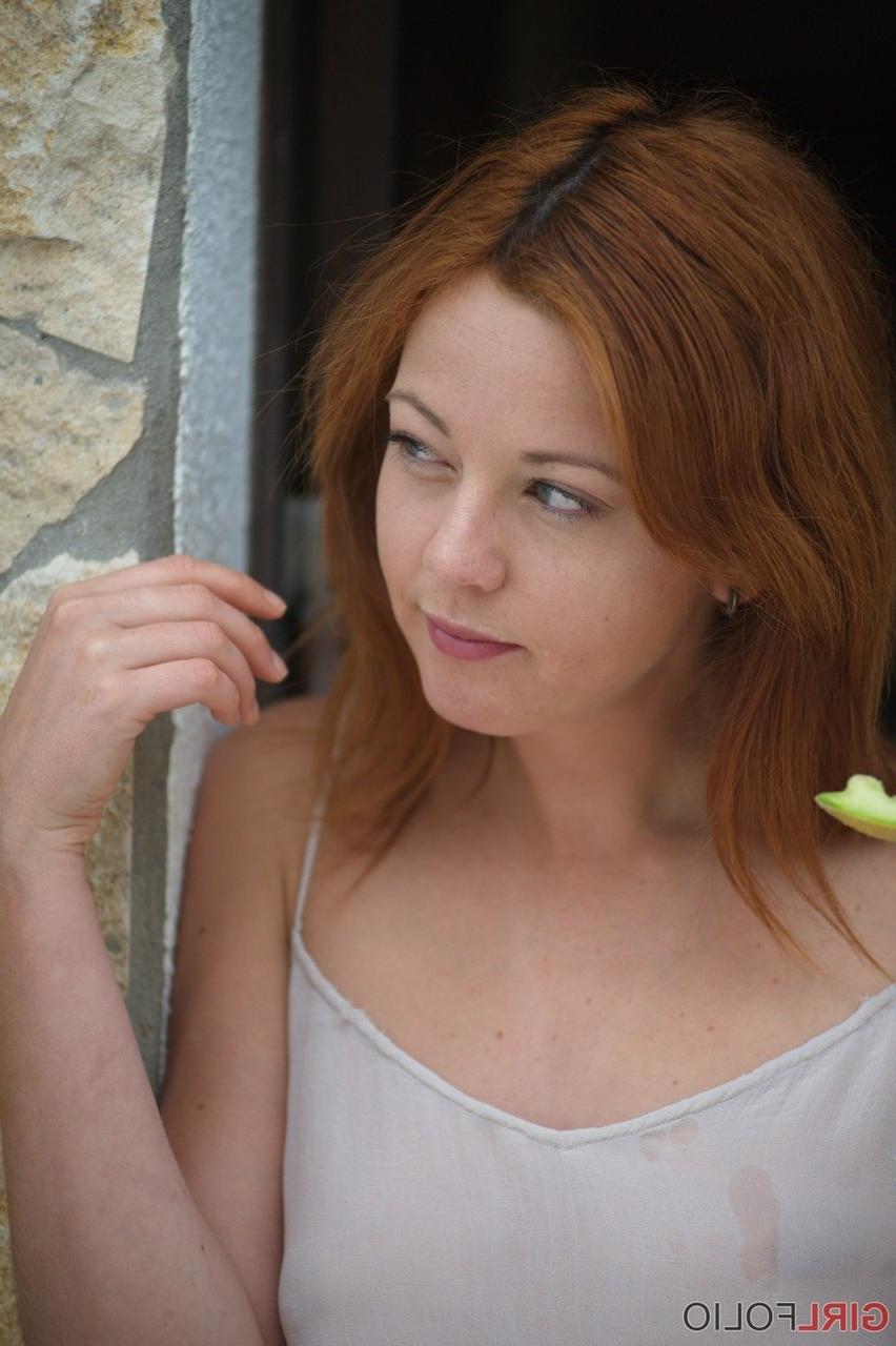 12P A jovem ruiva Elen Moore fica nua enquanto come frutas bagunçadas em uma porta