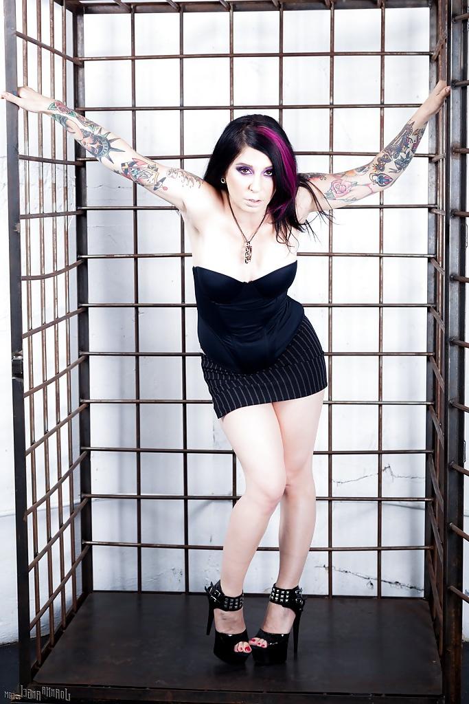 16P Zorra fetichista tatuada mostrando sus tetas y su atractivo coño