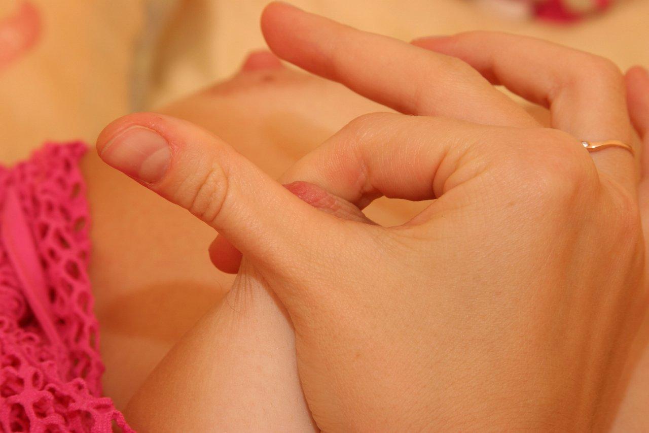 20P A adolescente excitada Sara B. brinca com sua vulva raspada em um solo quente em sua cama