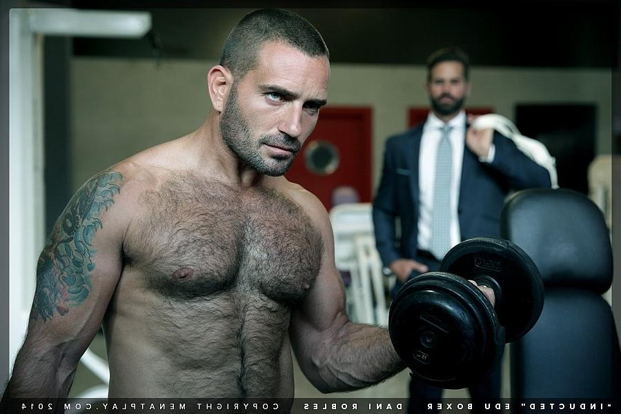 20P Les beaux hommes d'affaires gays Dani Robles et Edu Boxer baisent à la salle de sport