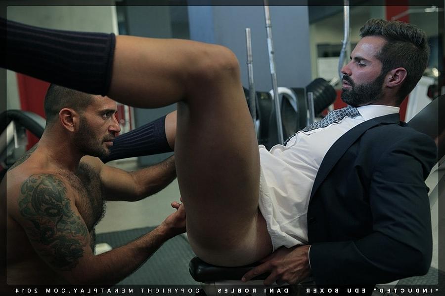 20P Les beaux hommes d'affaires gays Dani Robles et Edu Boxer baisent à la salle de sport