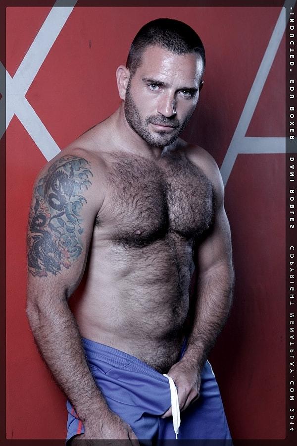 20P Les beaux hommes d'affaires gays Dani Robles et Edu Boxer baisent à la salle de sport