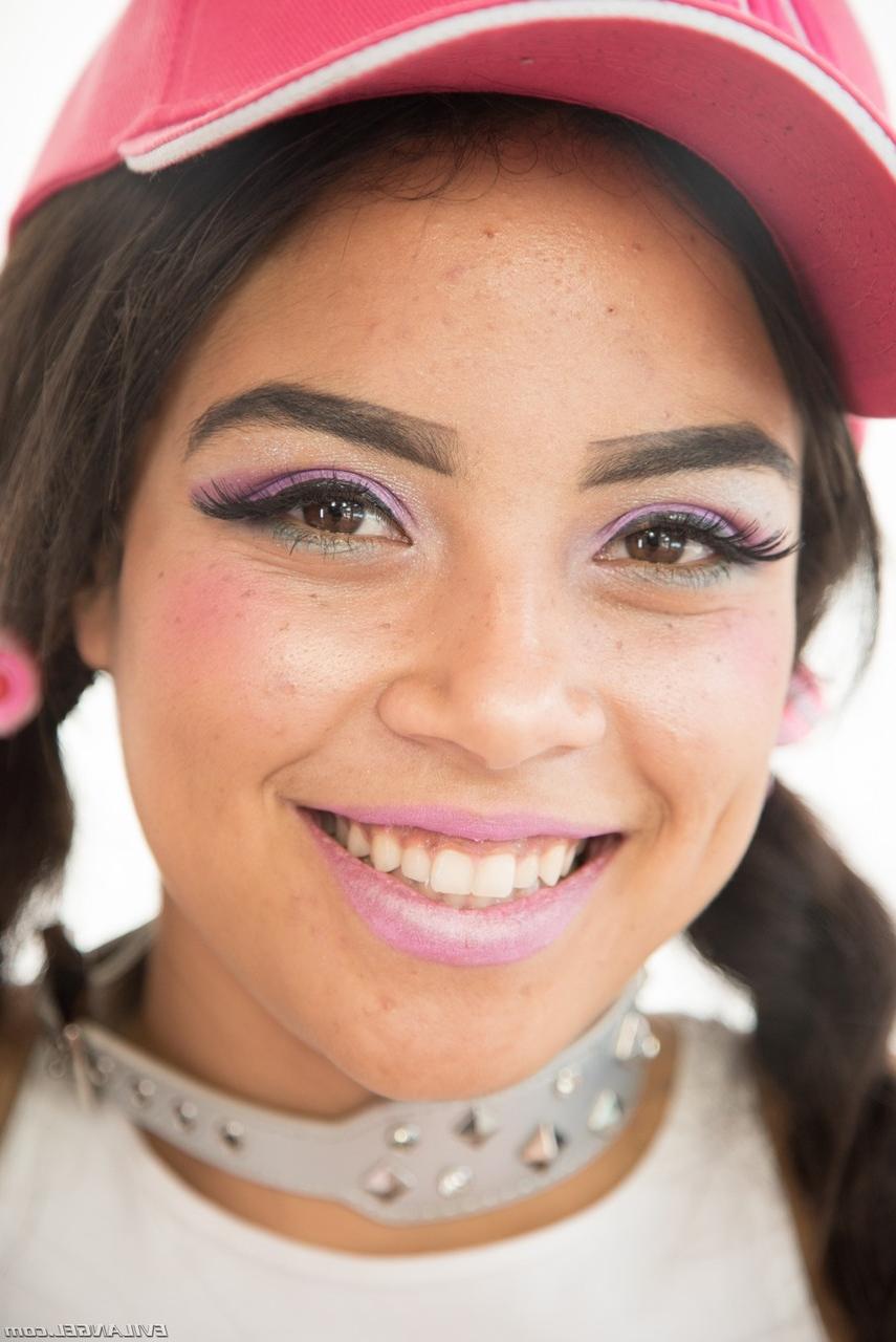17P Die junge Latina Maya Bijou bekommt Hals und Muschi geknallt, bevor sie eine fiese Gesichtsbehandlung bekommt