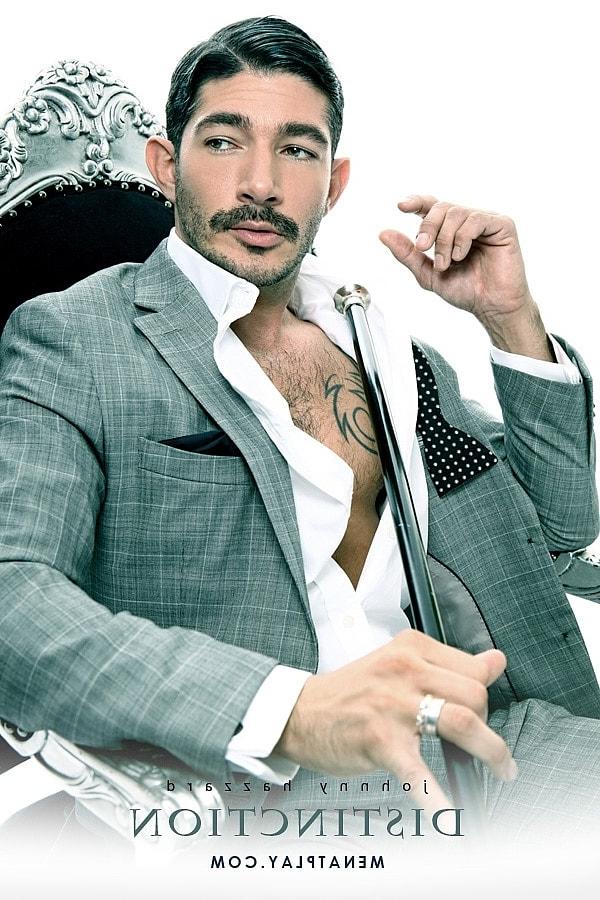 16P O empresário gay Johnny Hazzard tira a roupa e mostra seu corpo tatuado e seu pau no trabalho
