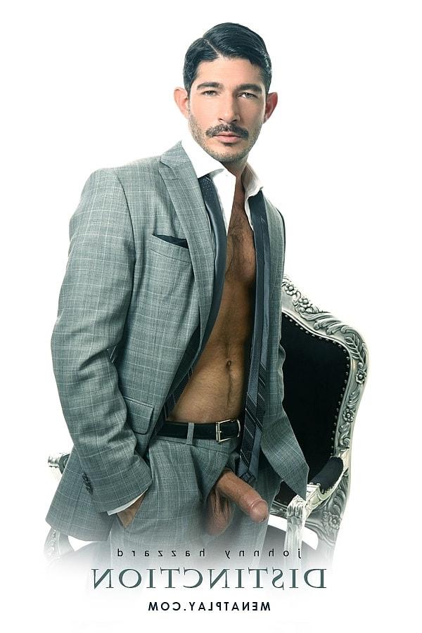 16P O empresário gay Johnny Hazzard tira a roupa e mostra seu corpo tatuado e seu pau no trabalho