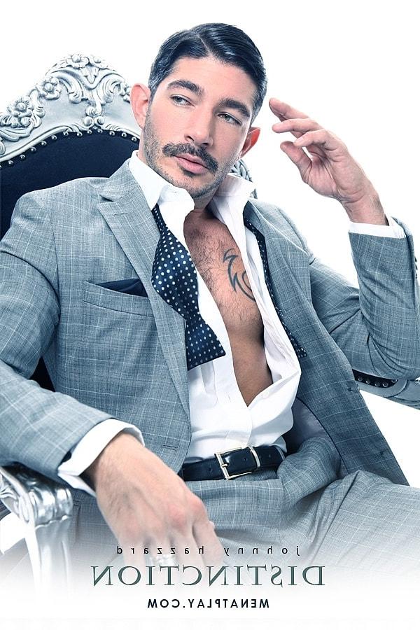 16P O empresário gay Johnny Hazzard tira a roupa e mostra seu corpo tatuado e seu pau no trabalho