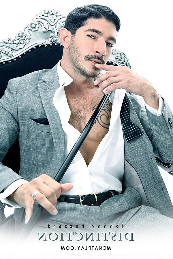 16P O empresário gay Johnny Hazzard tira a roupa e mostra seu corpo tatuado e seu pau no trabalho