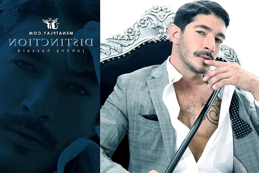 16P O empresário gay Johnny Hazzard tira a roupa e mostra seu corpo tatuado e seu pau no trabalho