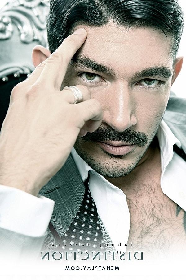 16P O empresário gay Johnny Hazzard tira a roupa e mostra seu corpo tatuado e seu pau no trabalho