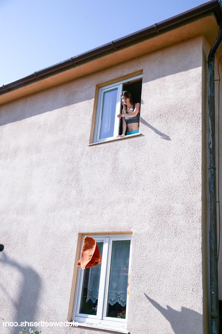 20P La grande jeune Lina Luxa se fait lécher et baiser la chatte par son entraîneur personnel.