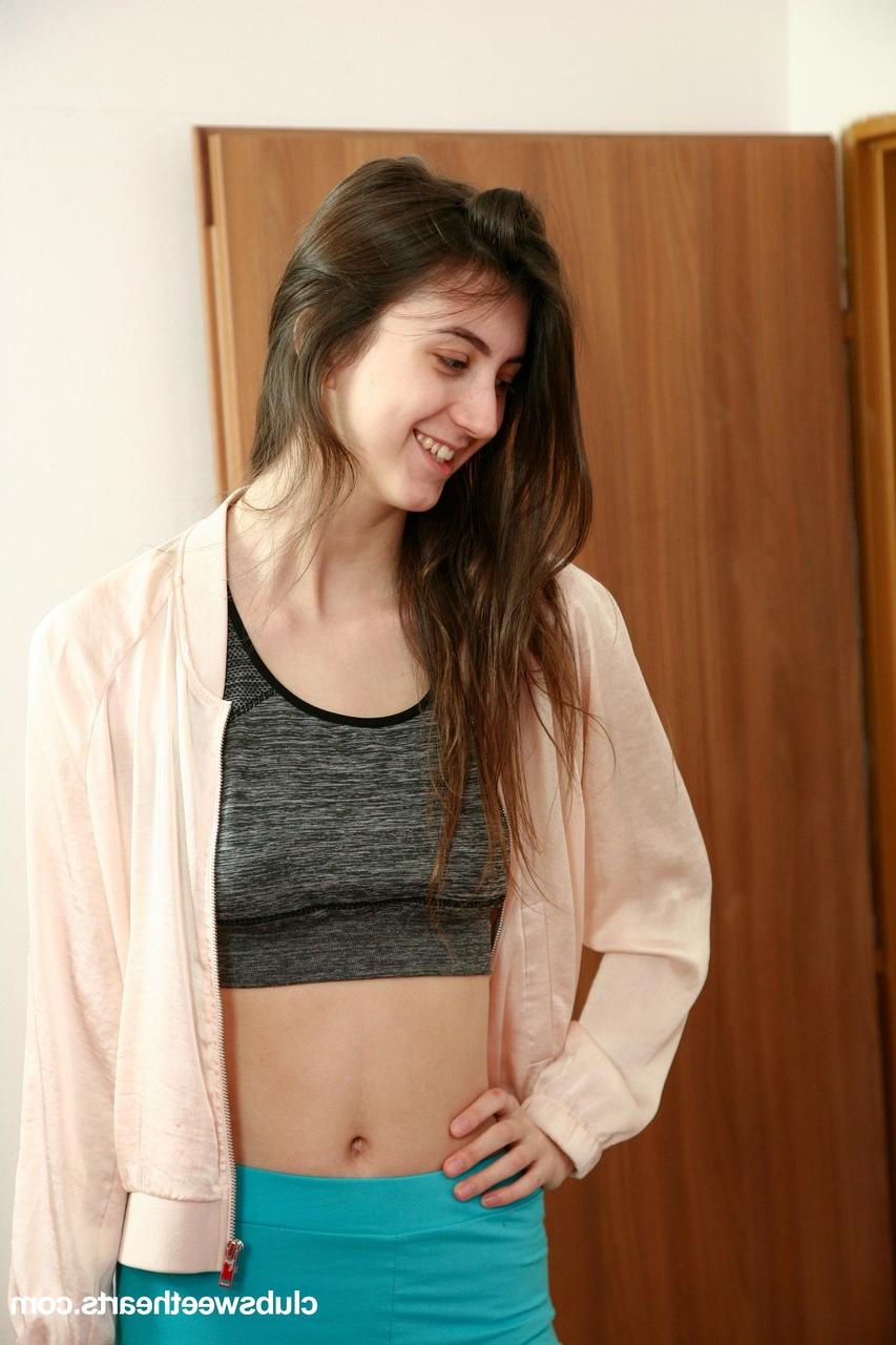 20P La grande jeune Lina Luxa se fait lécher et baiser la chatte par son entraîneur personnel.