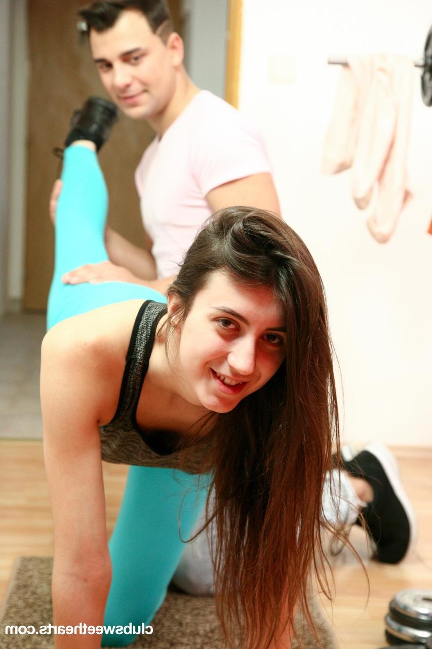 20P La grande jeune Lina Luxa se fait lécher et baiser la chatte par son entraîneur personnel.