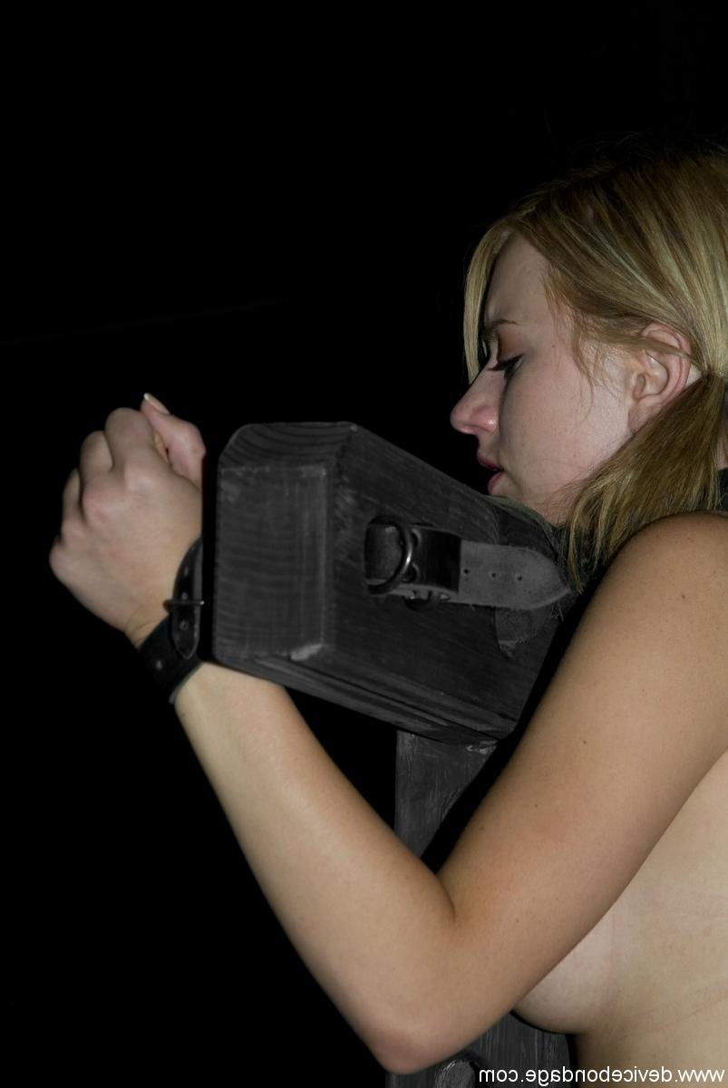20P Charley Chase, une jeune femme nue en bondage, se fait baiser avec un vibromasseur.