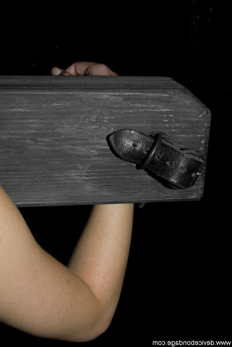 20P Charley Chase, une jeune femme nue en bondage, se fait baiser avec un vibromasseur.