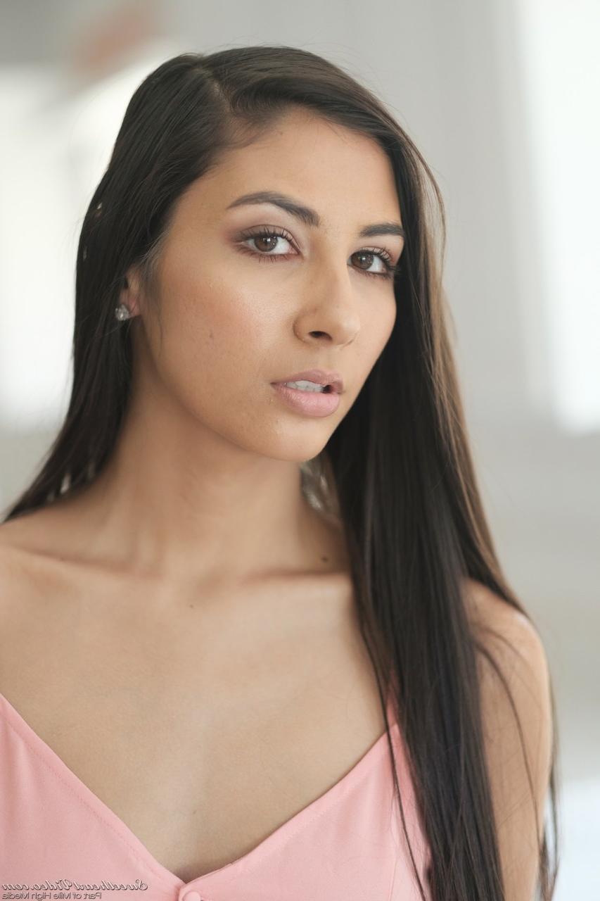17P Dos elegantes damas porno London River y Gianna Dior quieren diversión lésbica