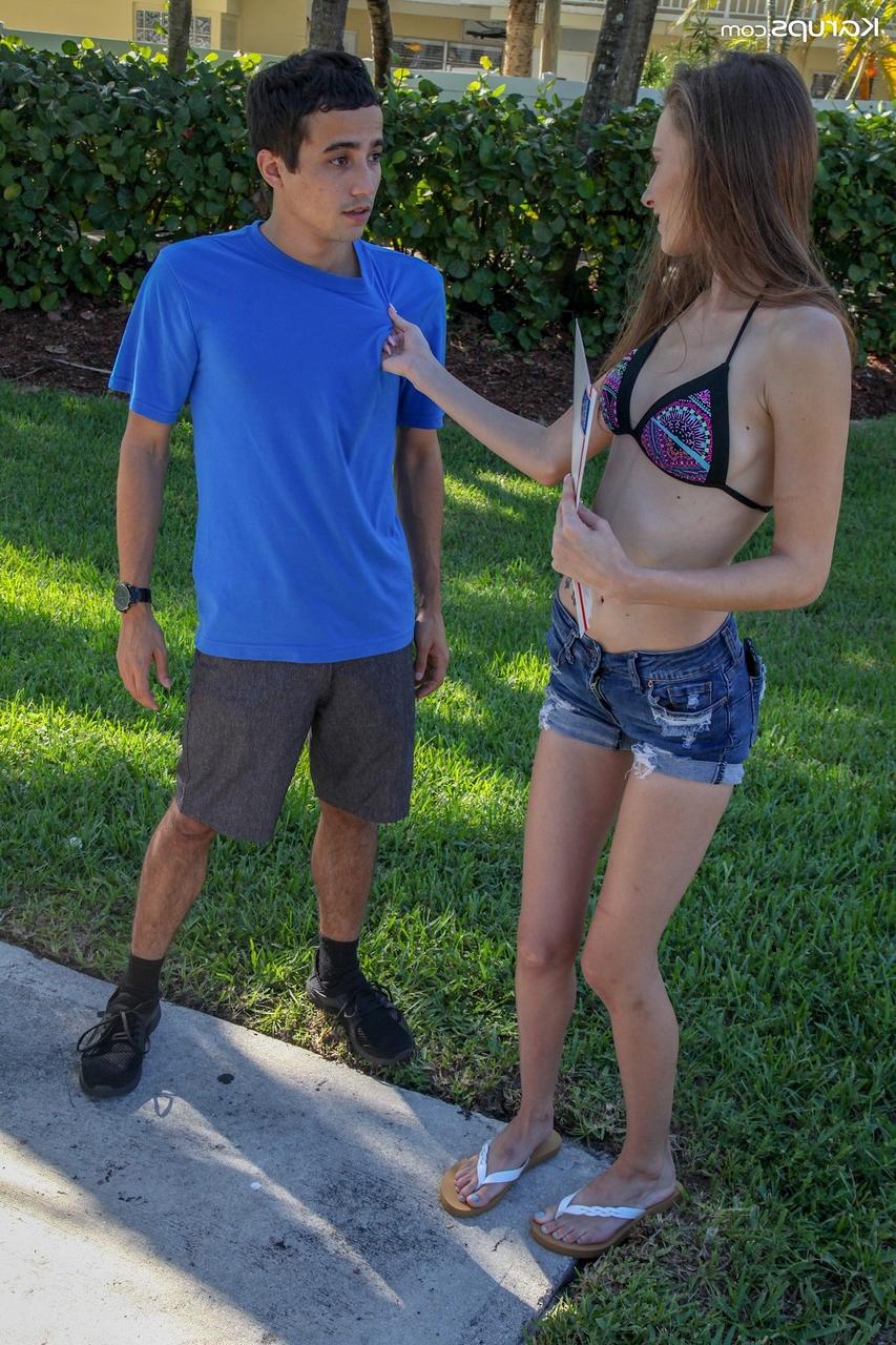 20P A gata magrinha Kyler Quinn e seu namorado fazem sexo hardcore ao ar livre à beira da piscina
