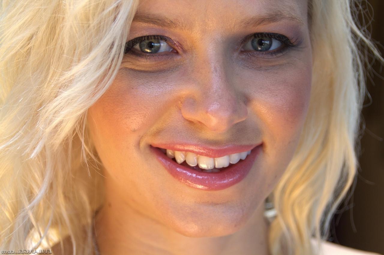 16P Asshole of blonde bitch Anikka Albrite craves for a hard cock inside