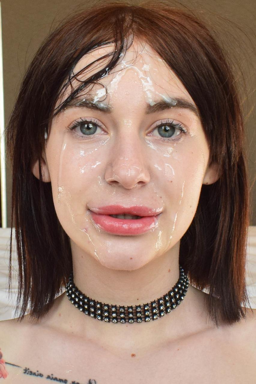 15P Linda gata gosta de sexo doggystyle com um garanhão pendurado e faz um tratamento facial