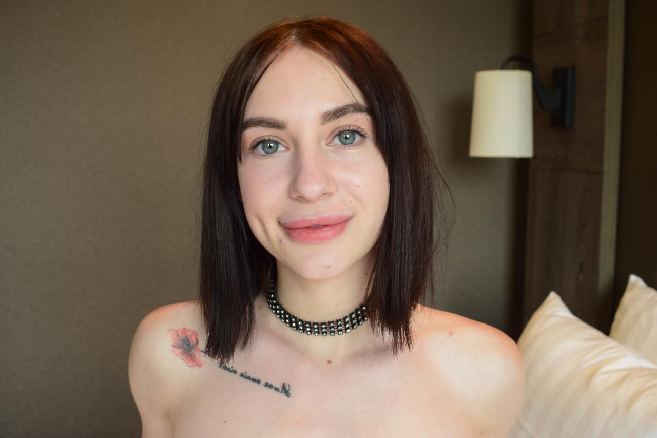 15P Linda gata gosta de sexo doggystyle com um garanhão pendurado e faz um tratamento facial