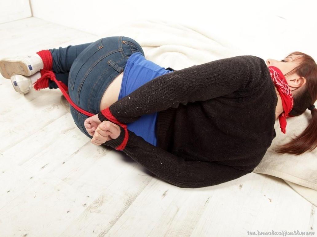 16P Natural redhead manages to hogtie herself while fully clothed