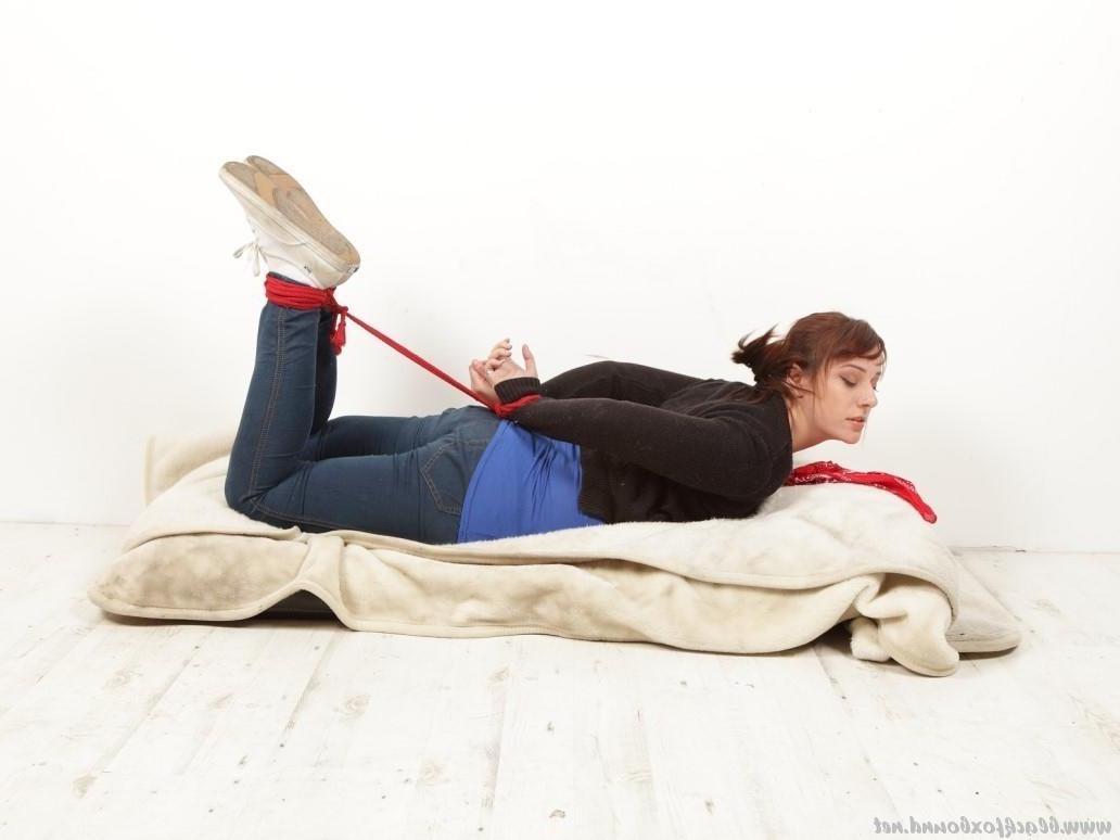 16P Natural redhead manages to hogtie herself while fully clothed