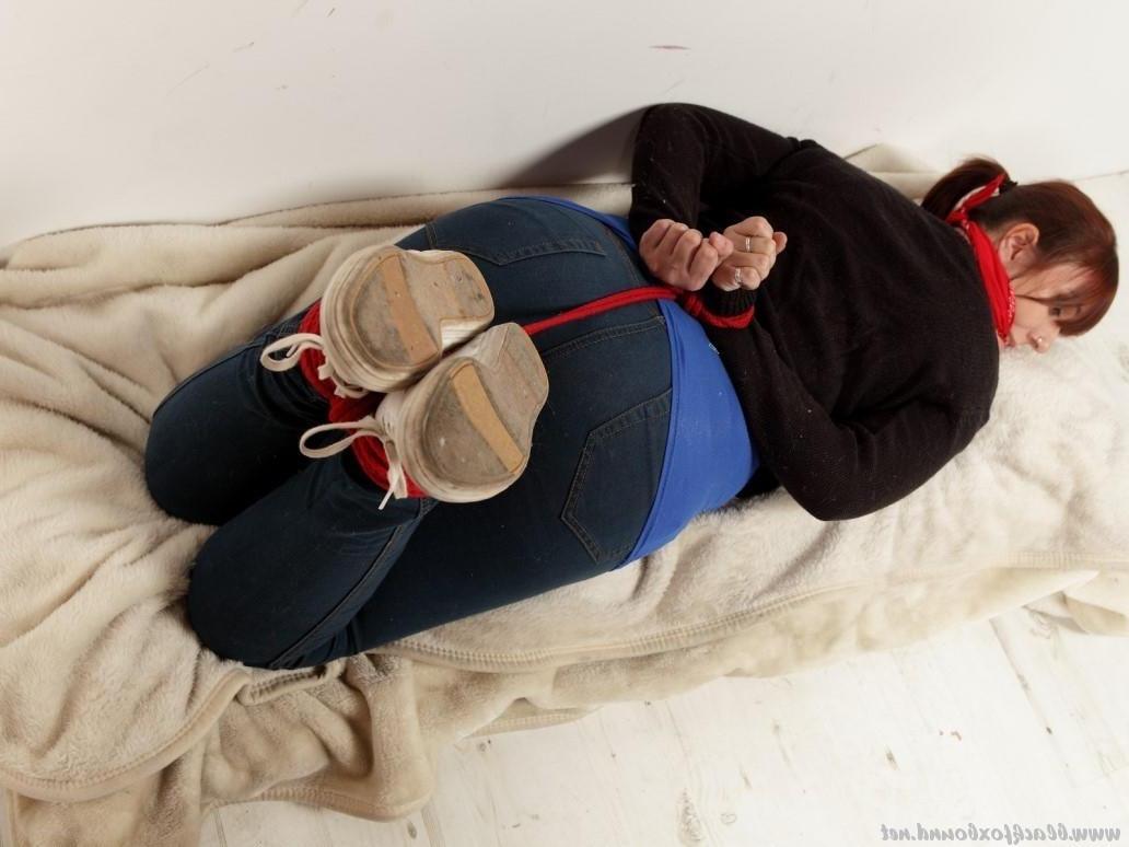 16P Natural redhead manages to hogtie herself while fully clothed