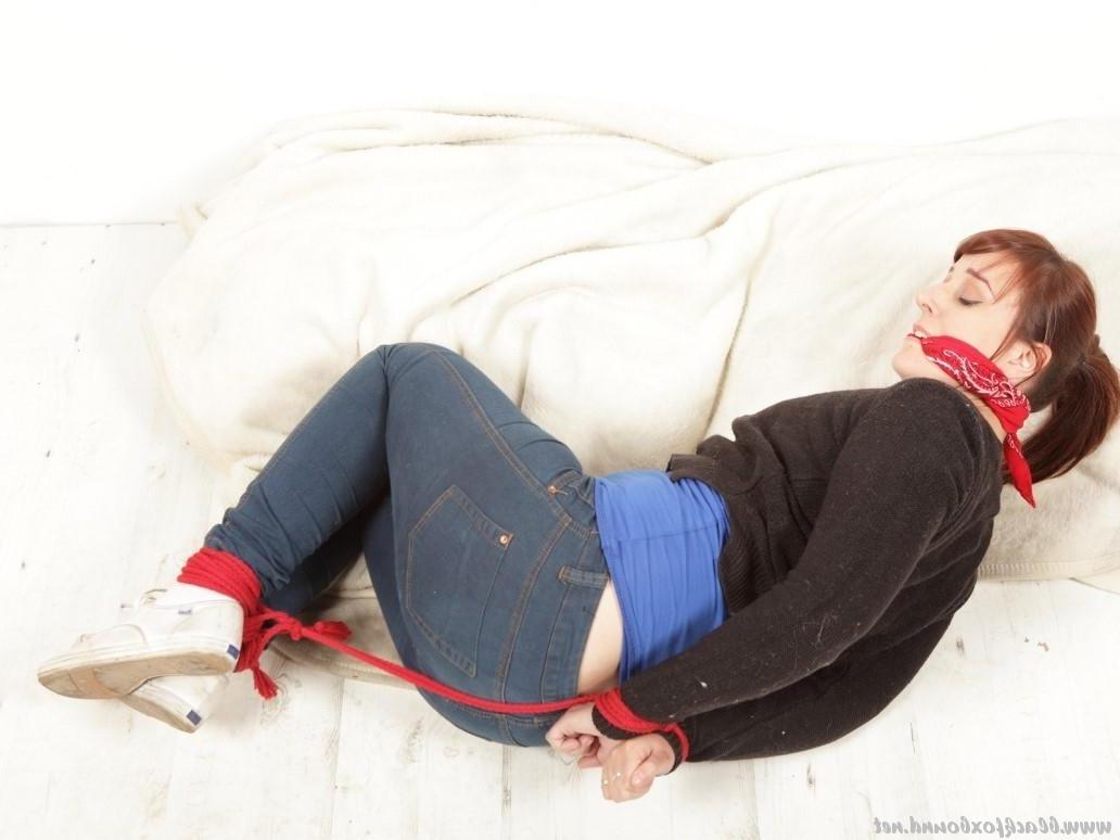 16P Natural redhead manages to hogtie herself while fully clothed