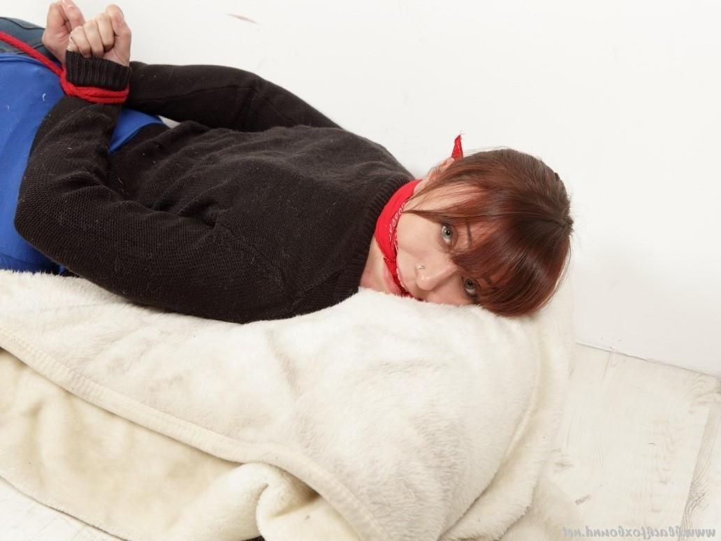 16P Natural redhead manages to hogtie herself while fully clothed