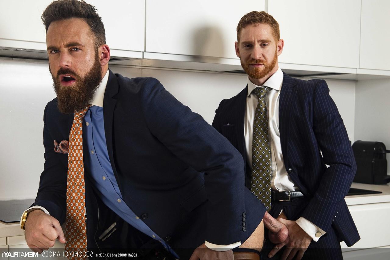 20P Homens gays de terno Leander e Logan Moore fazem sexo anal hardcore