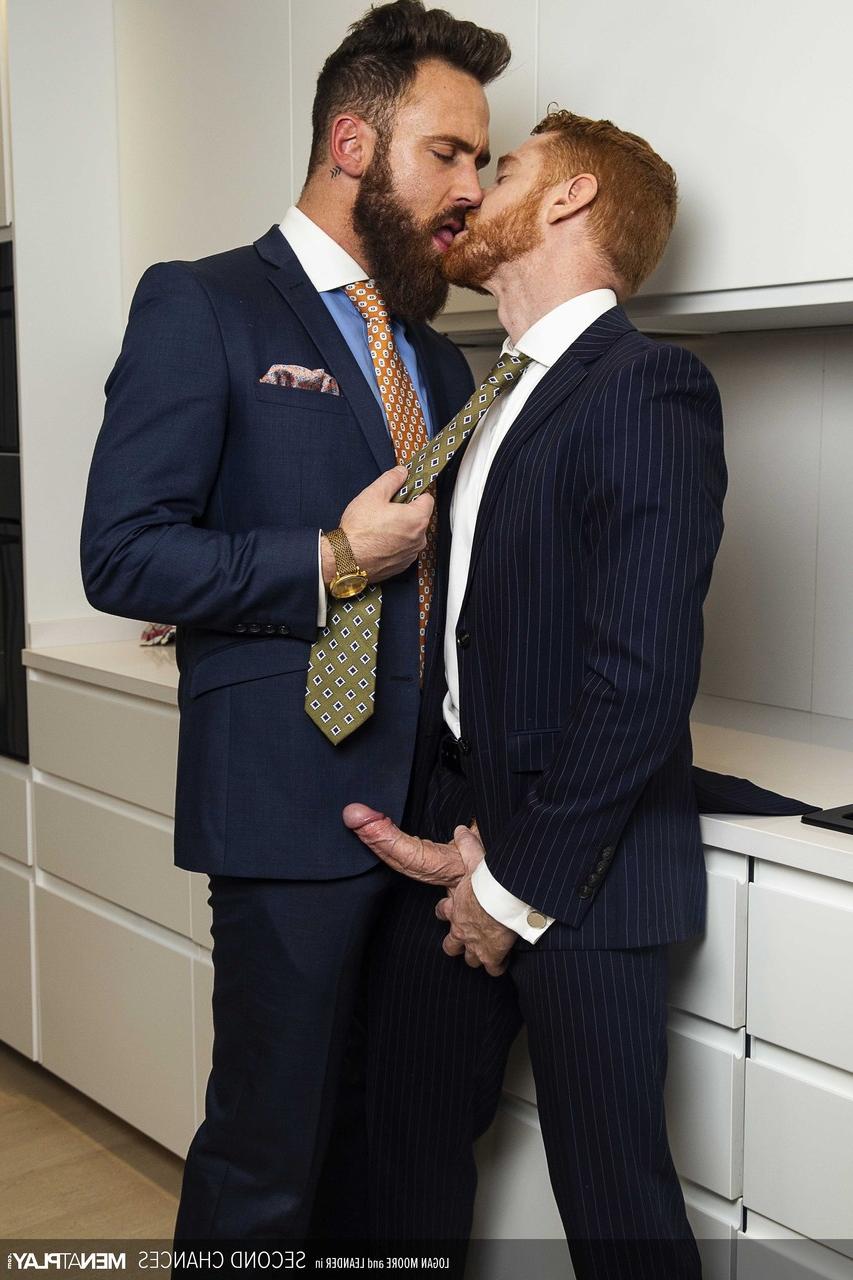 20P Homens gays de terno Leander e Logan Moore fazem sexo anal hardcore