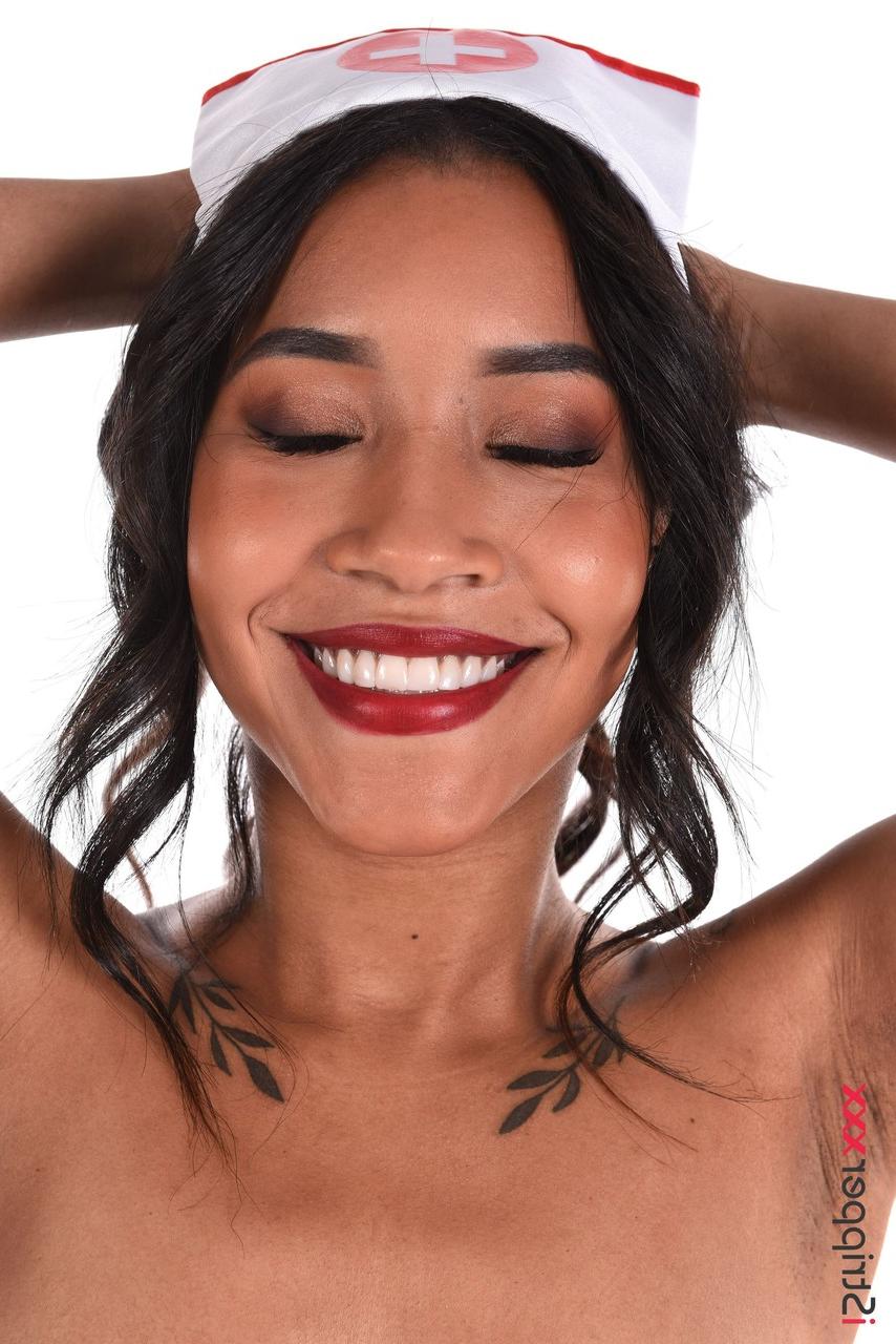 15P A bela afro latina Linda Baker descarta as roupas de enfermeira antes de brincar com sua boceta