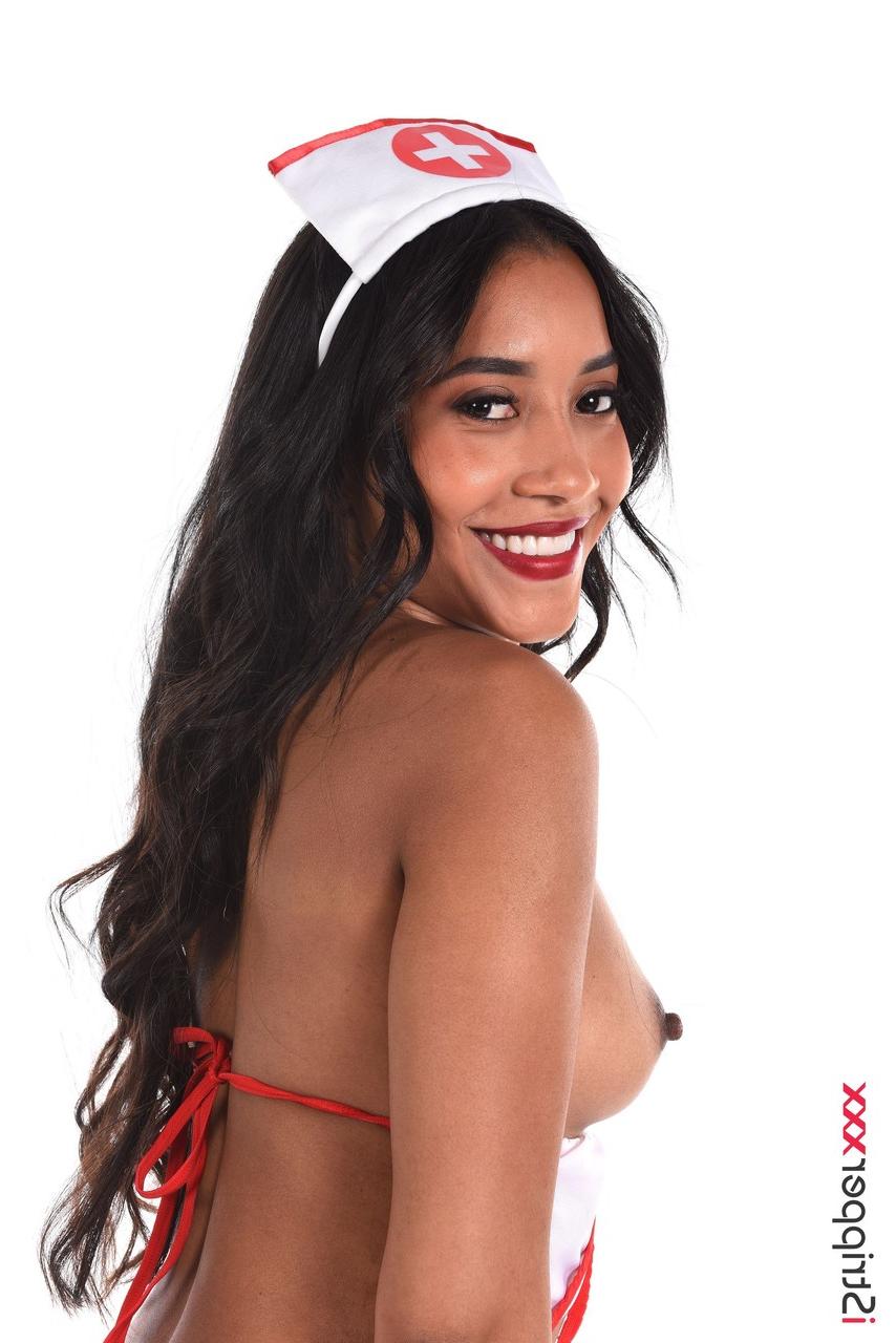 15P A bela afro latina Linda Baker descarta as roupas de enfermeira antes de brincar com sua boceta