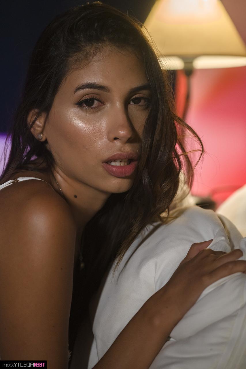 20P Sensual adolescente latina recebe uma BBC em sua buceta gostosa e faz um tratamento facial gigante