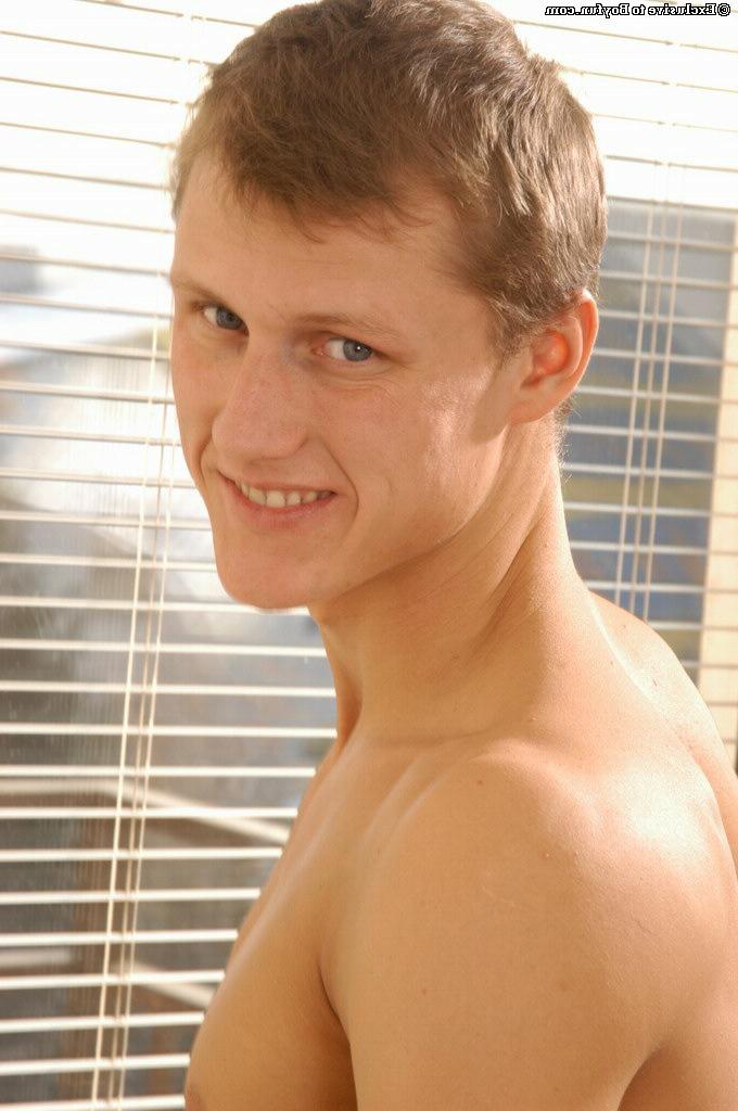 20P El lindo gay Jan se quita la ropa y se masturba su gran polla junto a la ventana