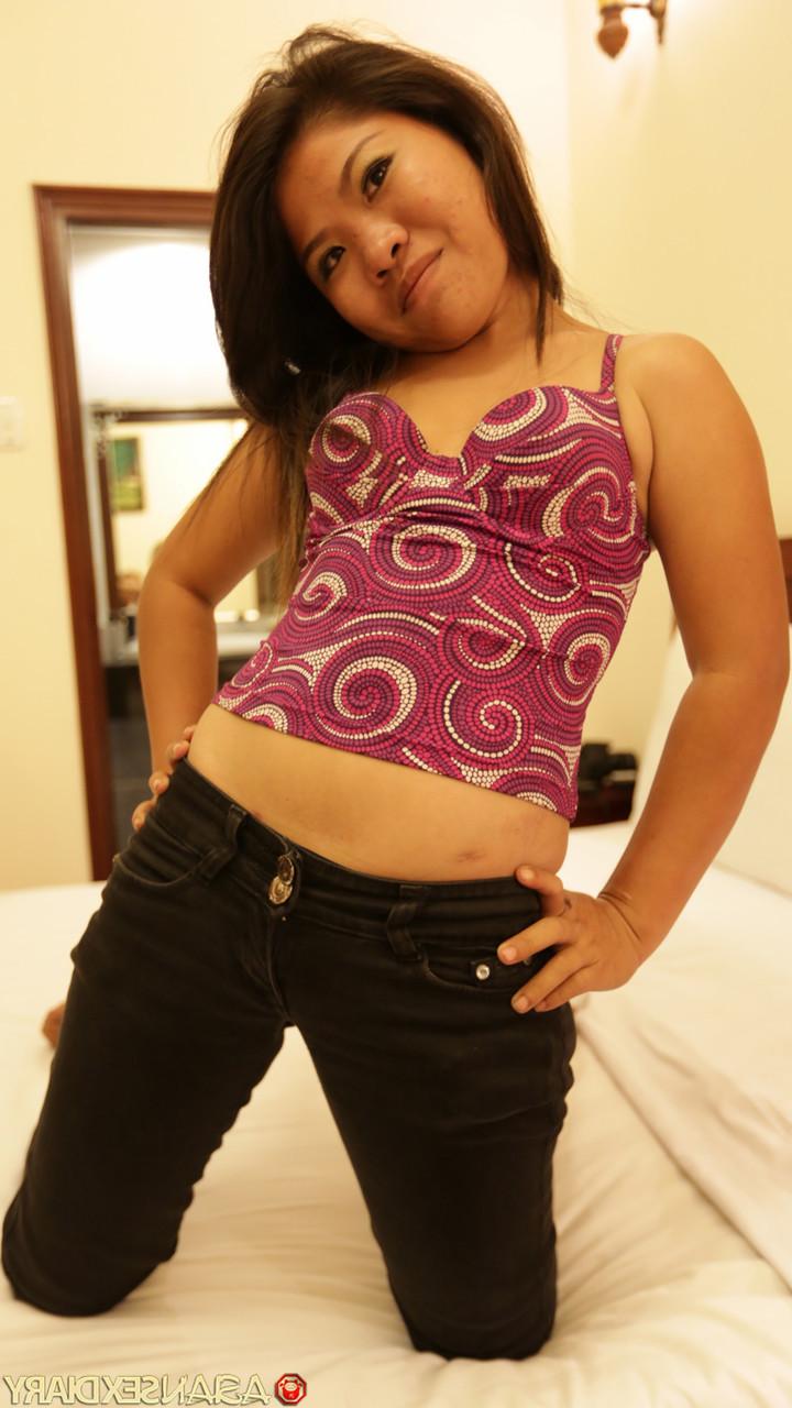 20P Asian babe with a big booty An enjoys some POV doggystyle sex with a hung man