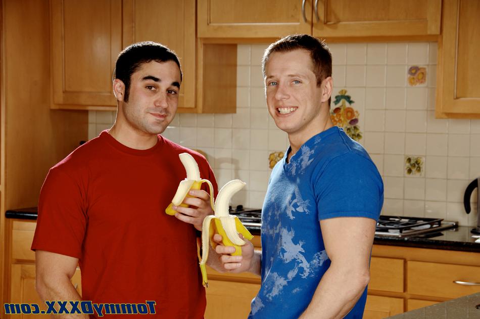 20P Les gays Tommy D et Samuel O'Toole s'embrassent et se sucent la bite dans la cuisine