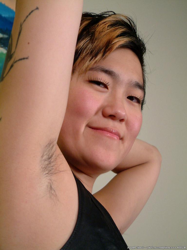 16P A vagabunda amadora tatuada Cady mostra suas axilas peludas enquanto usa calcinha