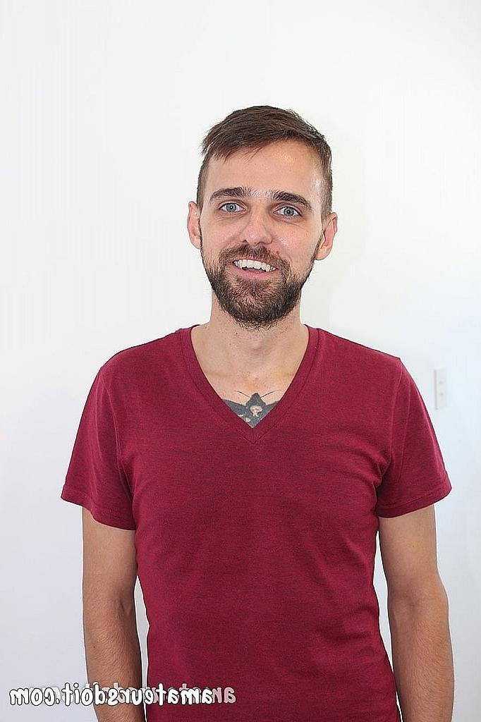 20P O modelo gay Charlie mostra seu corpo magro e tatuado e se masturba com um Fleshlight
