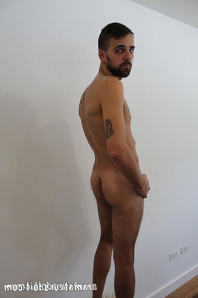 20P O modelo gay Charlie mostra seu corpo magro e tatuado e se masturba com um Fleshlight